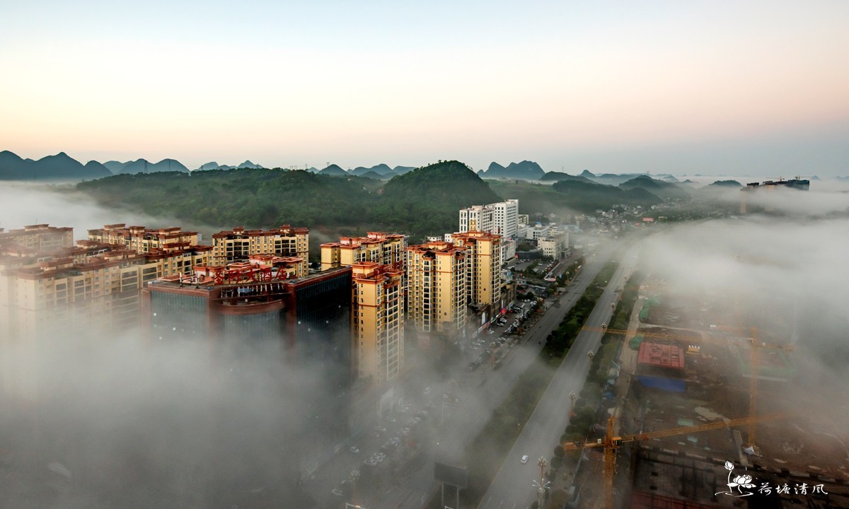 “云蒸霞尉、美美安龙”。这里是南明皇帝住过的皇城，晚清重臣张之洞少年居住、生活过