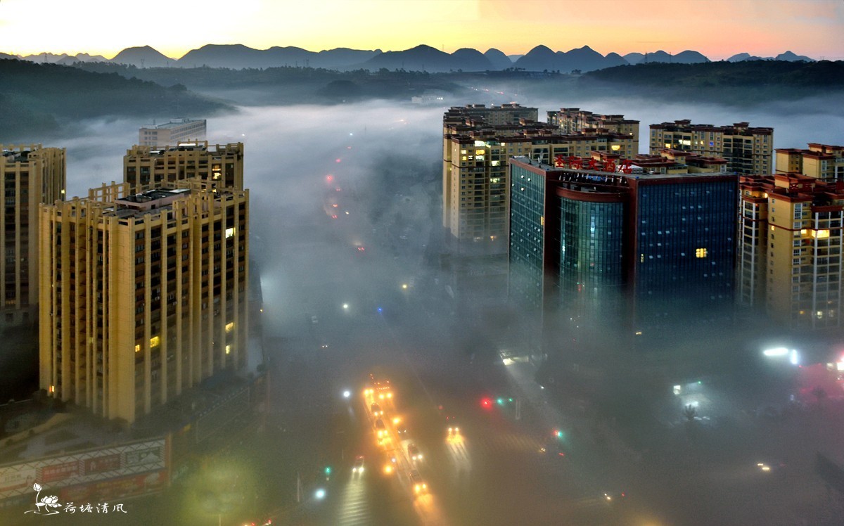 “云蒸霞尉、美美安龙”。这里是南明皇帝住过的皇城，晚清重臣张之洞少年居住、生活过