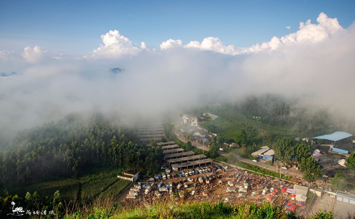 “云蒸霞尉、美美安龙”。这里是南明皇帝住过的皇城，晚清重臣张之洞少年居住、生活过