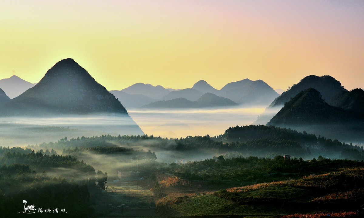 “云蒸霞尉、美美安龙”。这里是南明皇帝住过的皇城，晚清重臣张之洞少年居住、生活过
