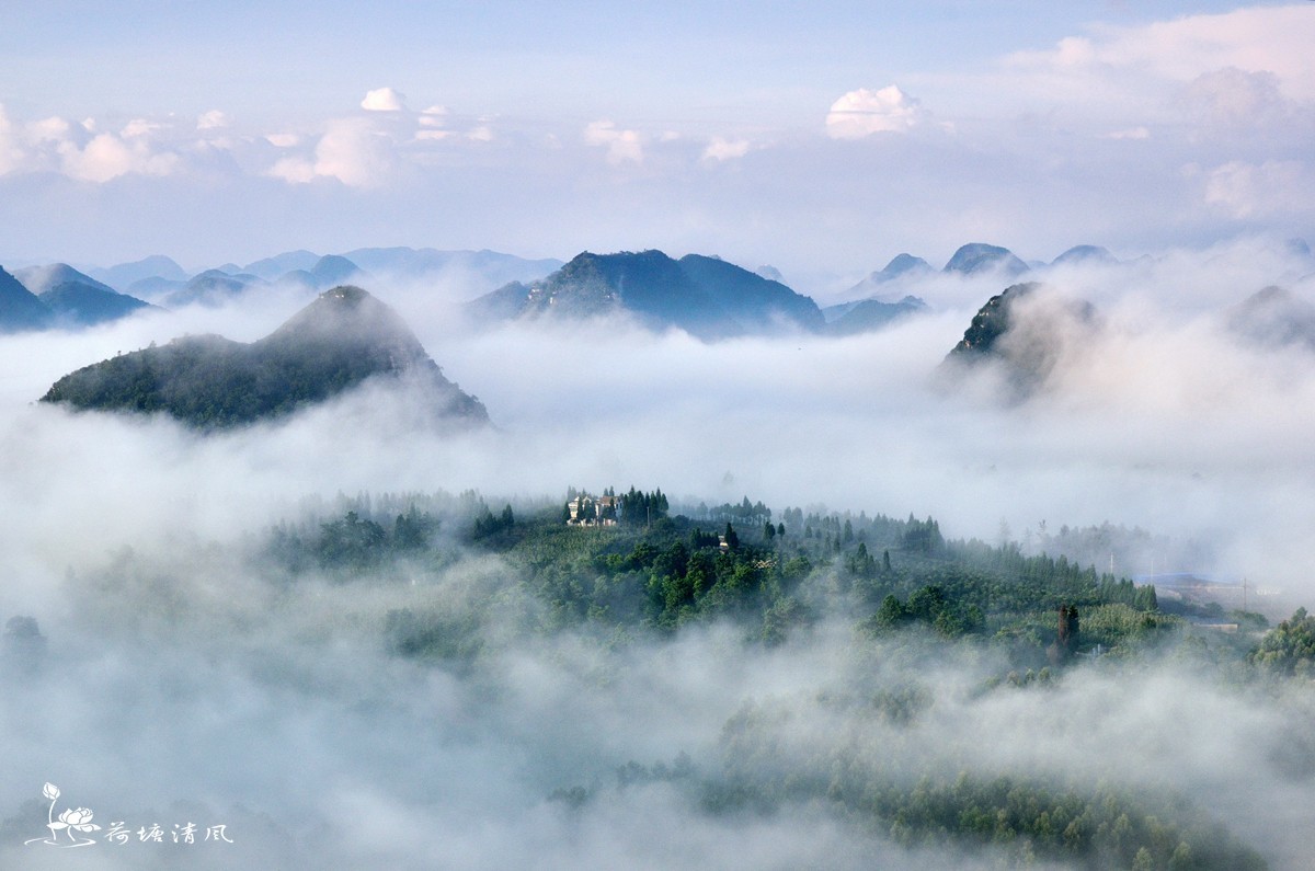 “云蒸霞尉、美美安龙”。这里是南明皇帝住过的皇城，晚清重臣张之洞少年居住、生活过