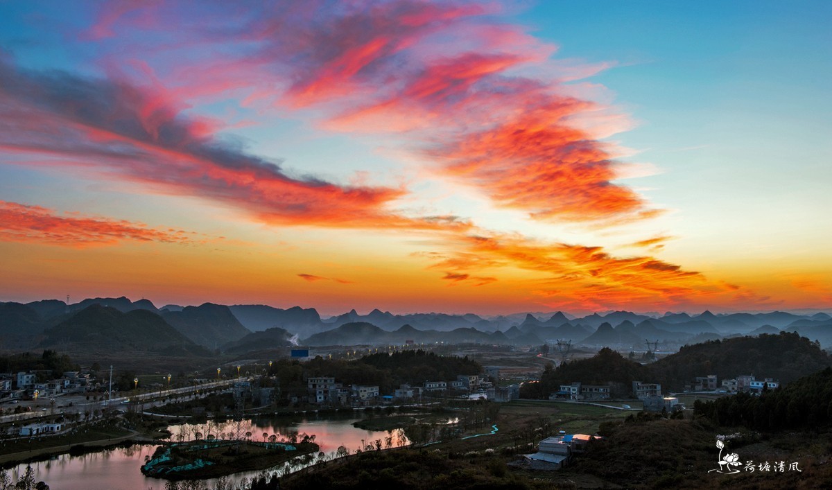 “云蒸霞尉、美美安龙”。这里是南明皇帝住过的皇城，晚清重臣张之洞少年居住、生活过