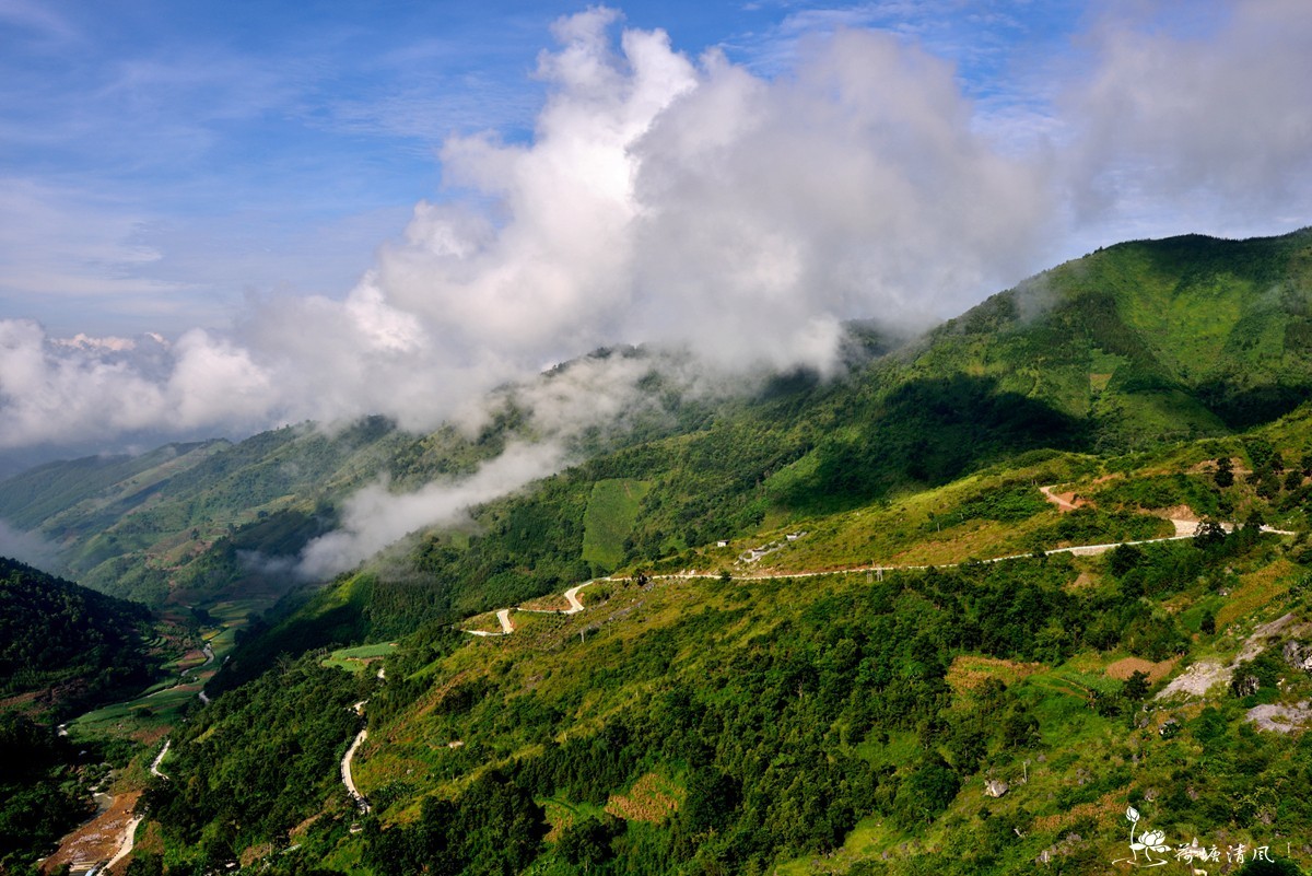 “云蒸霞尉、美美安龙”。这里是南明皇帝住过的皇城，晚清重臣张之洞少年居住、生活过
