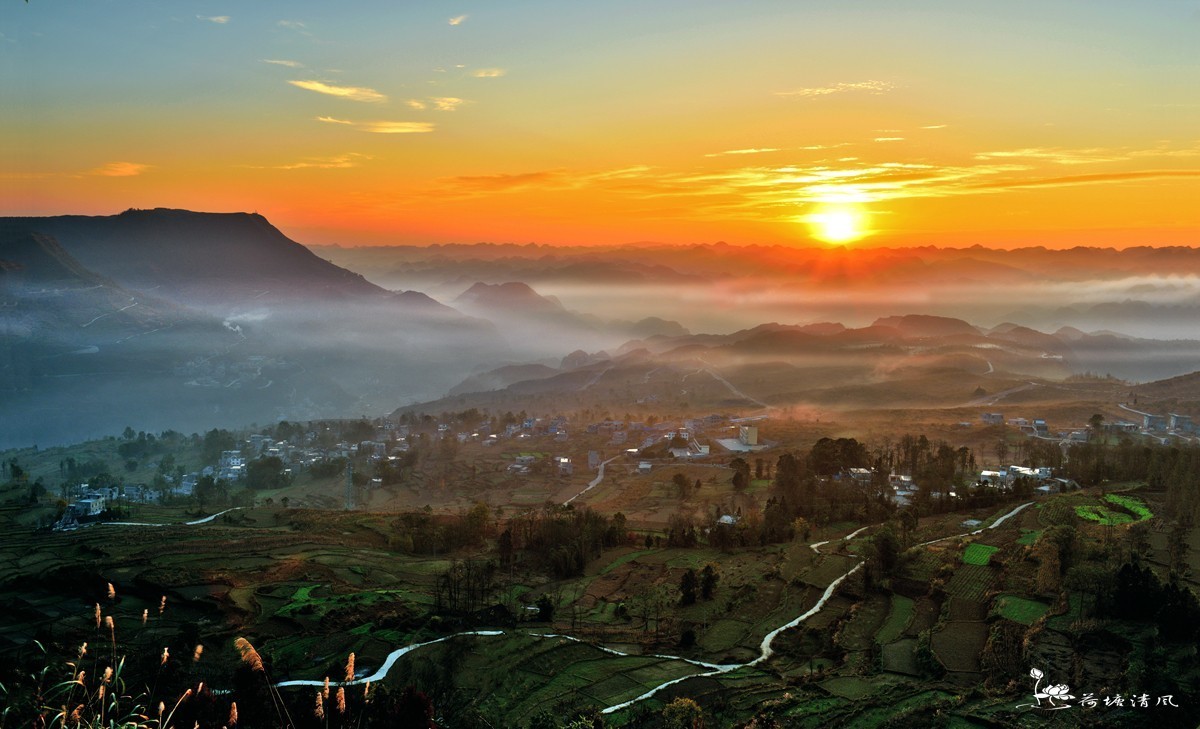 “云蒸霞尉、美美安龙”。这里是南明皇帝住过的皇城，晚清重臣张之洞少年居住、生活过