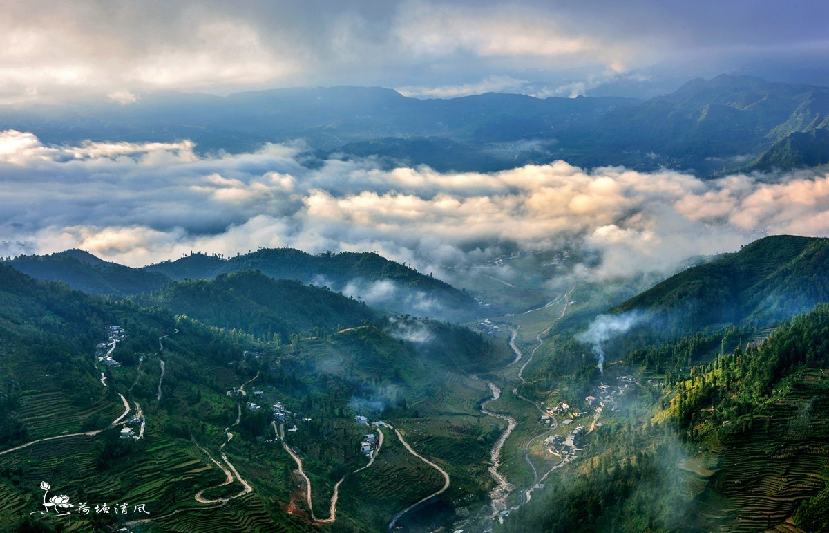 “云蒸霞尉、美美安龙”。这里是南明皇帝住过的皇城，晚清重臣张之洞少年居住、生活过