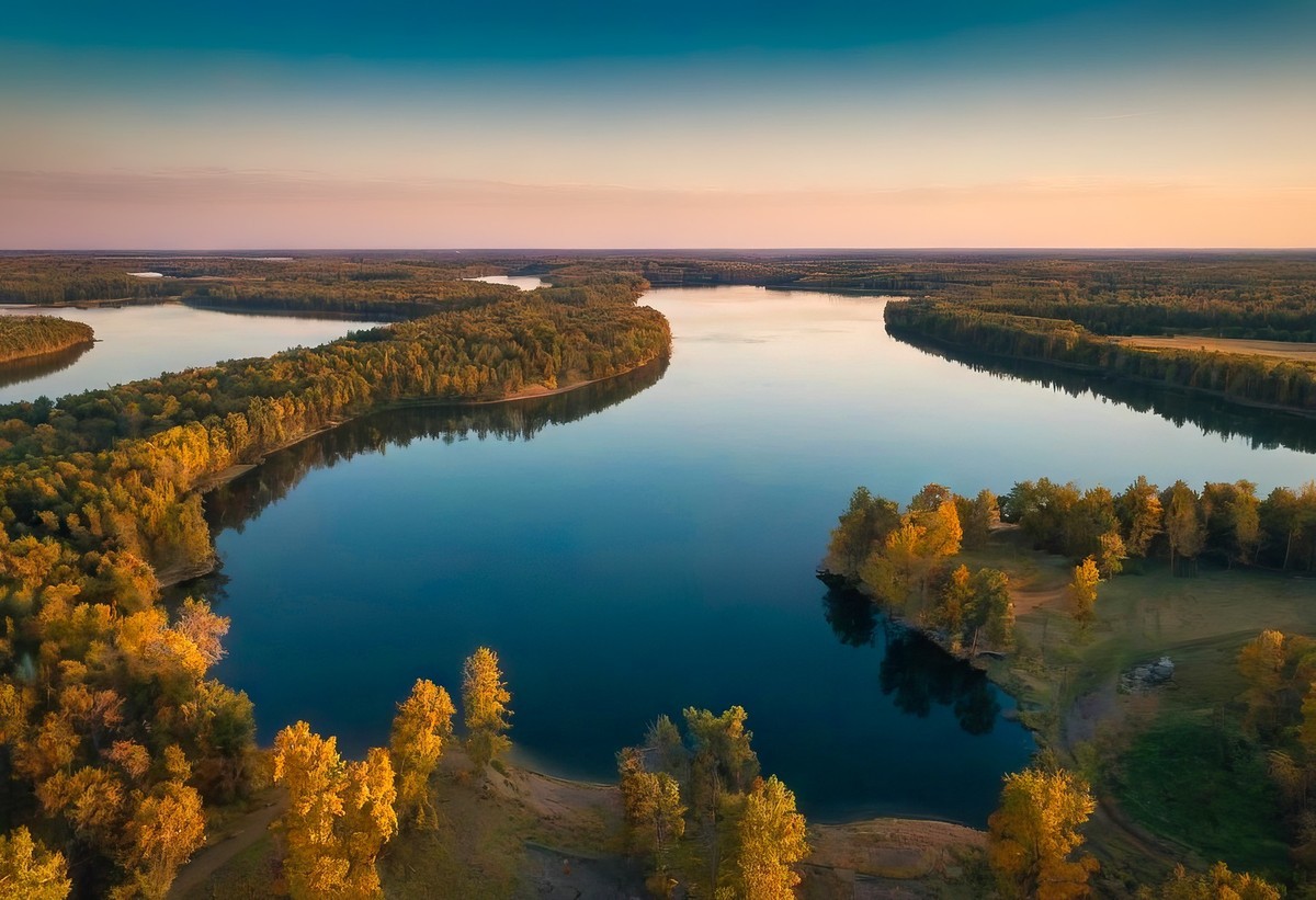 太阳与山影的湖面之舞