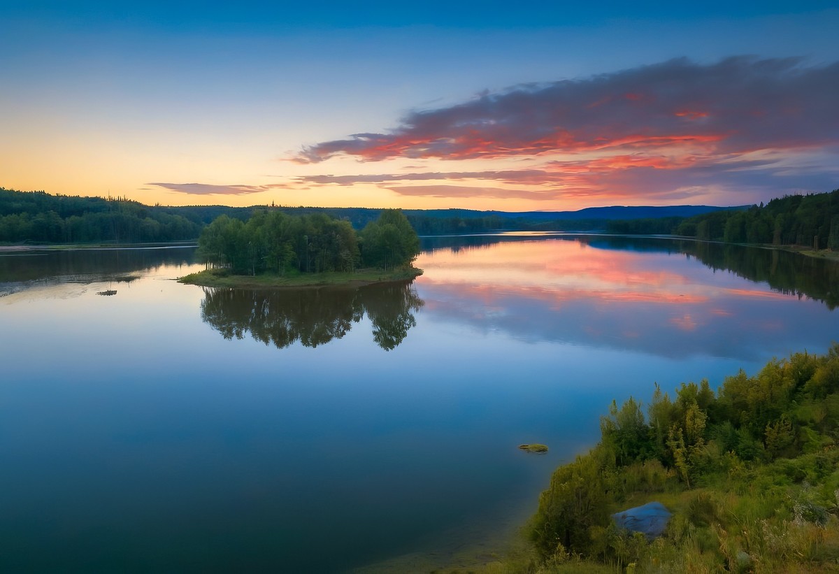 太阳与山影的湖面之舞