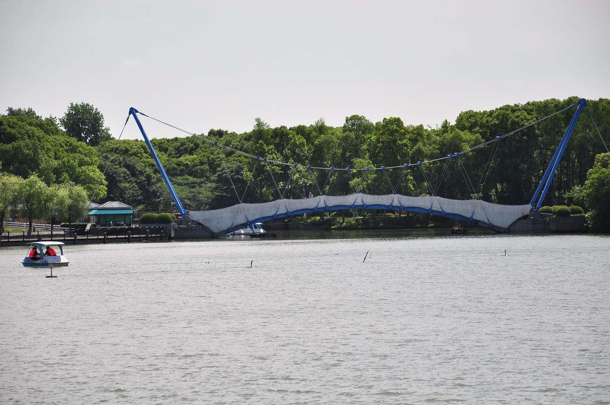 拿着相机继续扫街