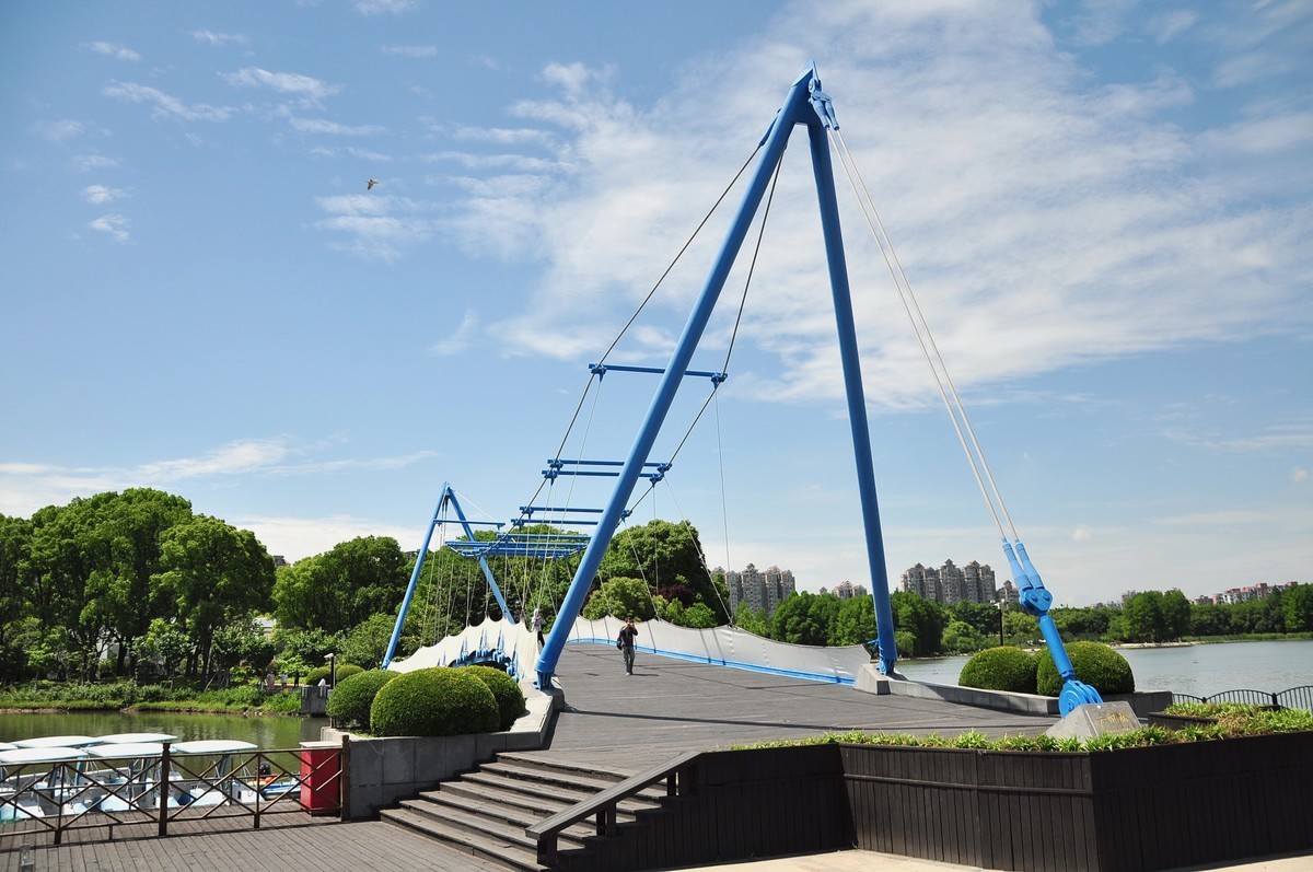 拿着相机继续扫街