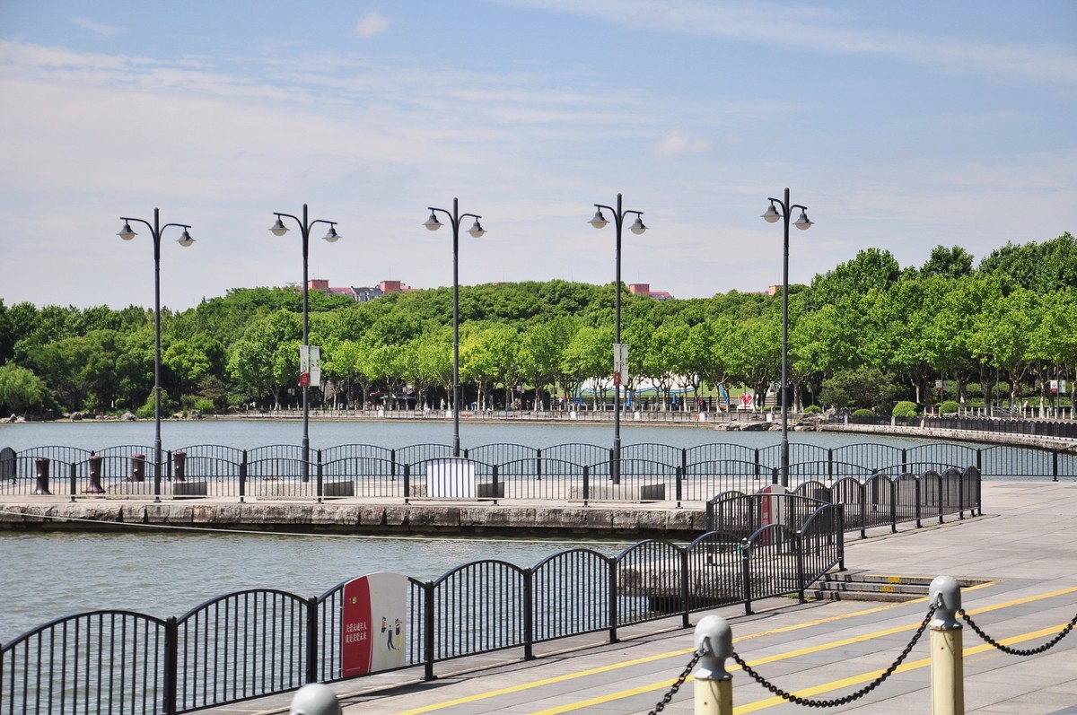 拿着相机继续扫街