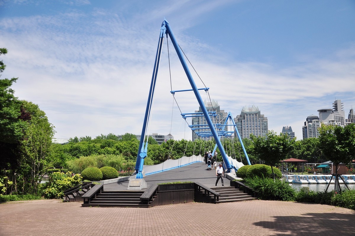 拿着相机继续扫街