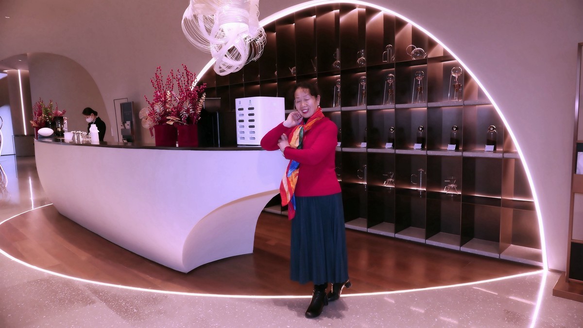 室内环境人像---汉江边云赫宾馆休闲的美女！