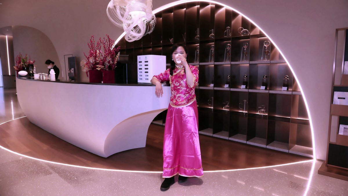 室内环境人像---汉江边云赫宾馆休闲的美女！