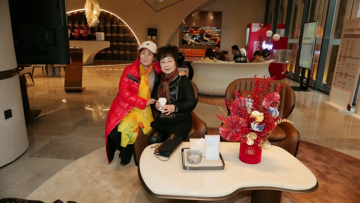 室内环境人像---汉江边云赫宾馆休闲的美女！