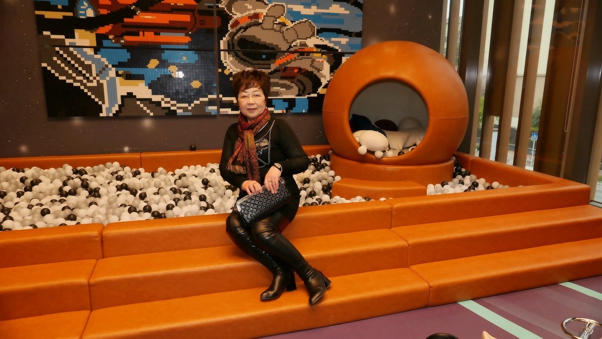 室内环境人像---汉江边云赫宾馆休闲的美女！