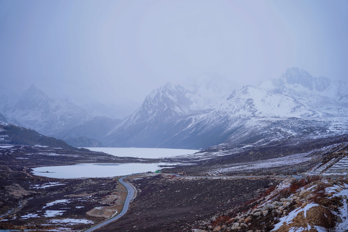 巴塘姊妹湖湿地五月飘雪