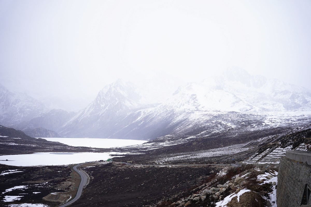 巴塘姊妹湖湿地五月飘雪