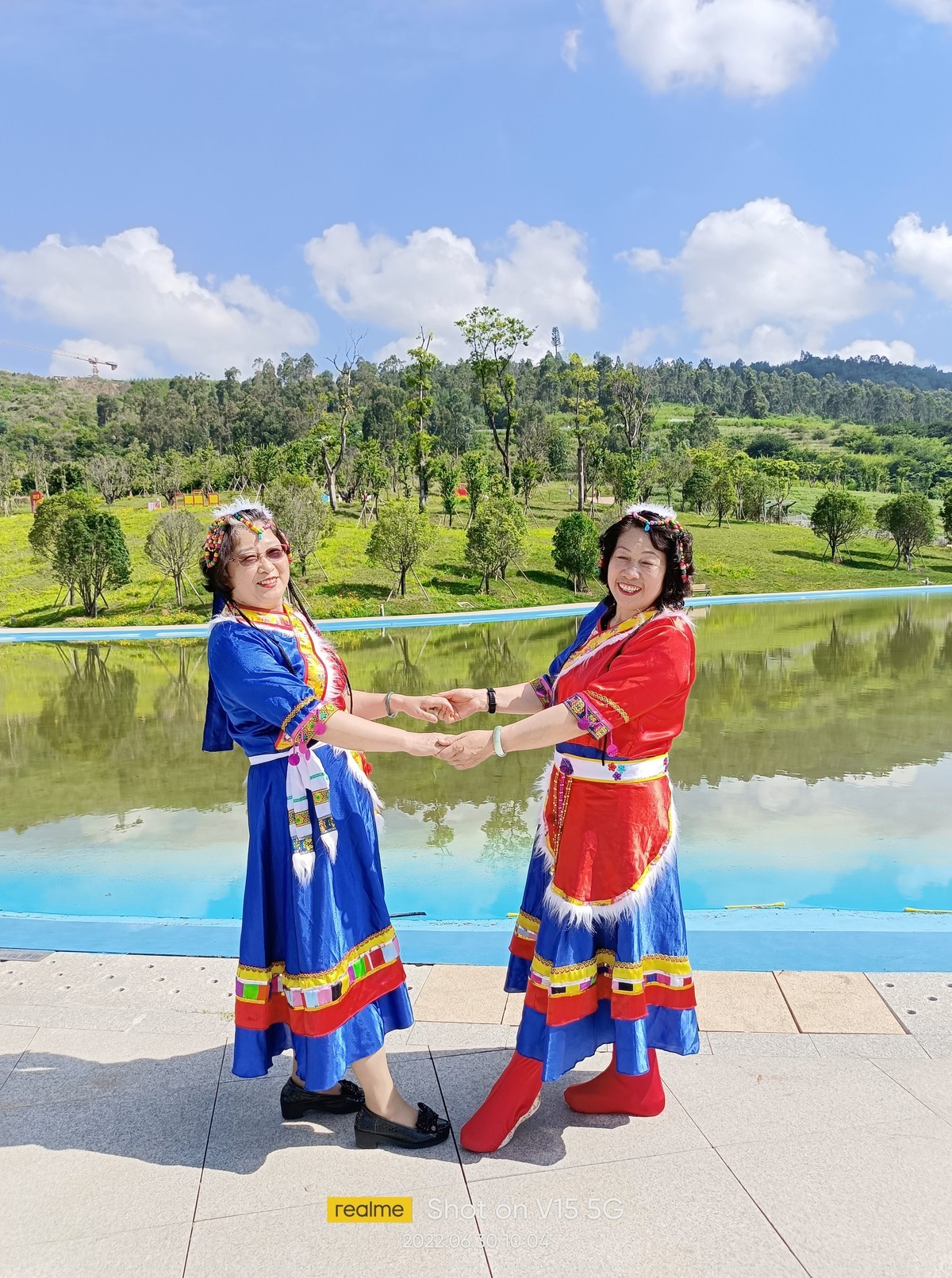 阳宗海民族服装表现