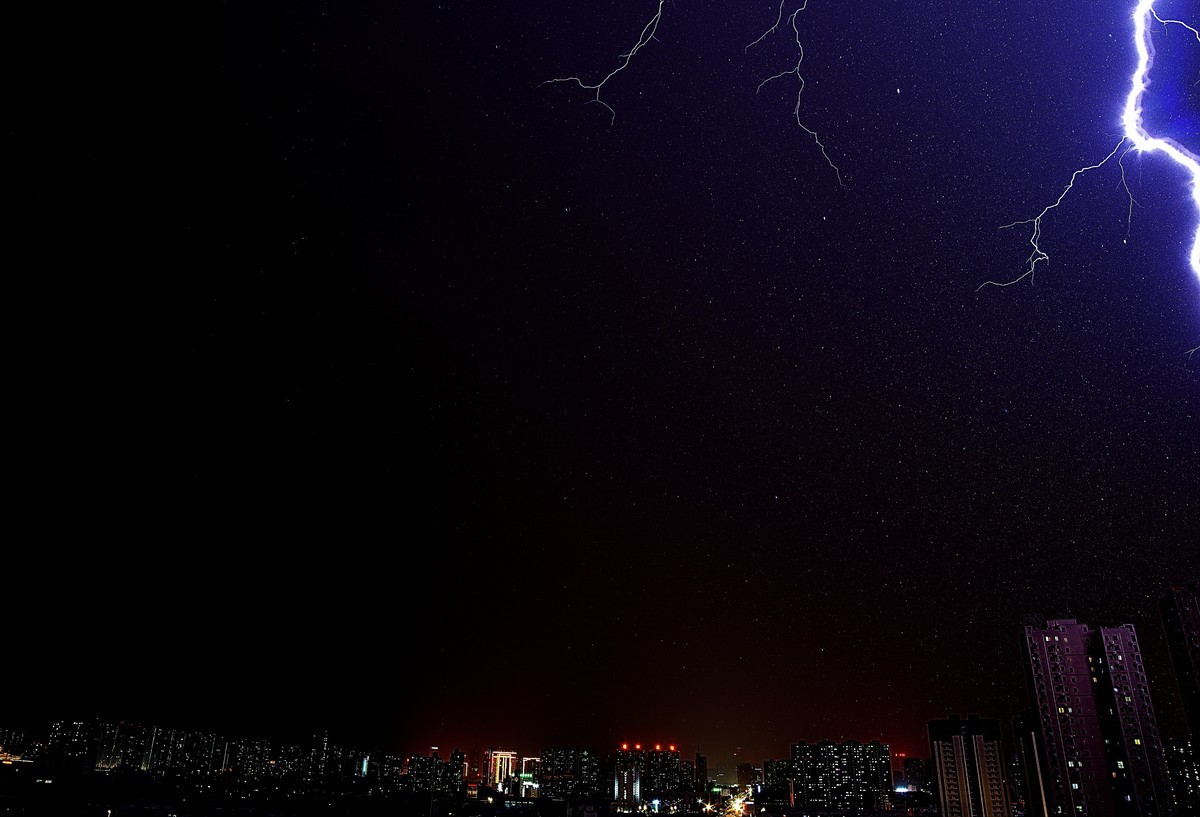 难得一见的电闪雷鸣