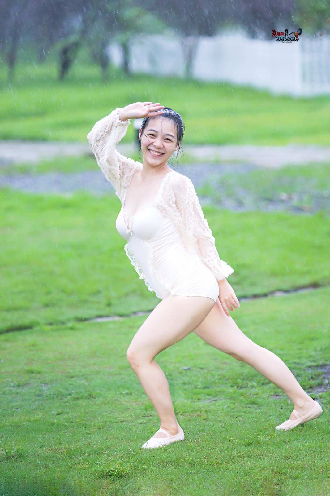 【新丰大风门雨中飞舞】---佳佳