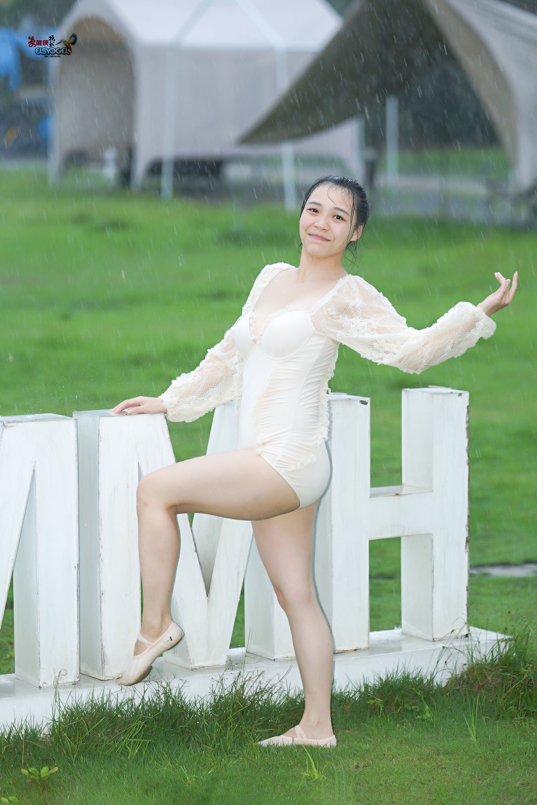 【新丰大风门雨中飞舞】---佳佳