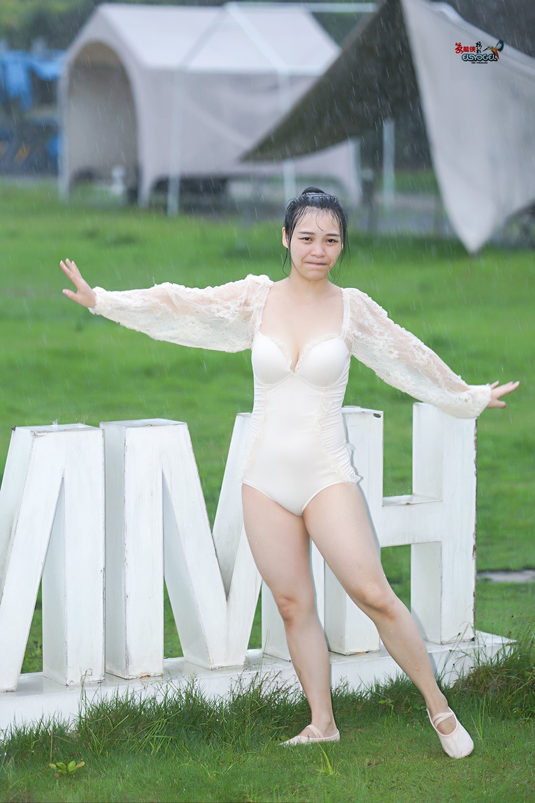 【新丰大风门雨中飞舞】---佳佳