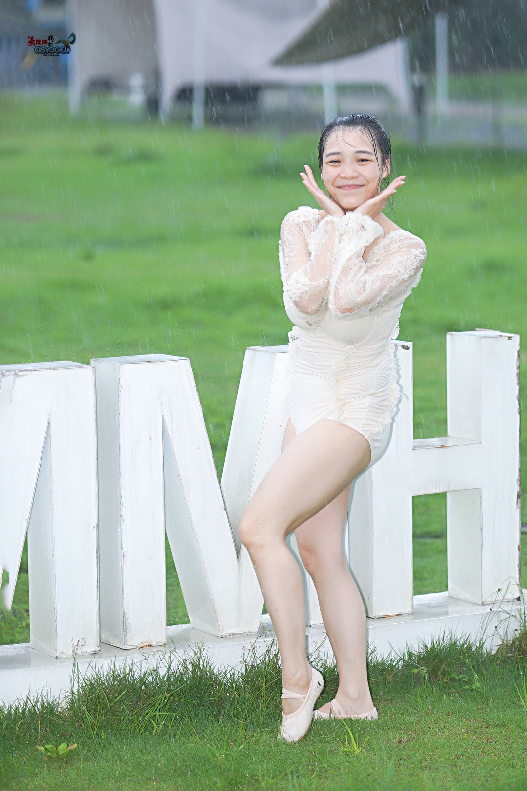 【新丰大风门雨中飞舞】---佳佳