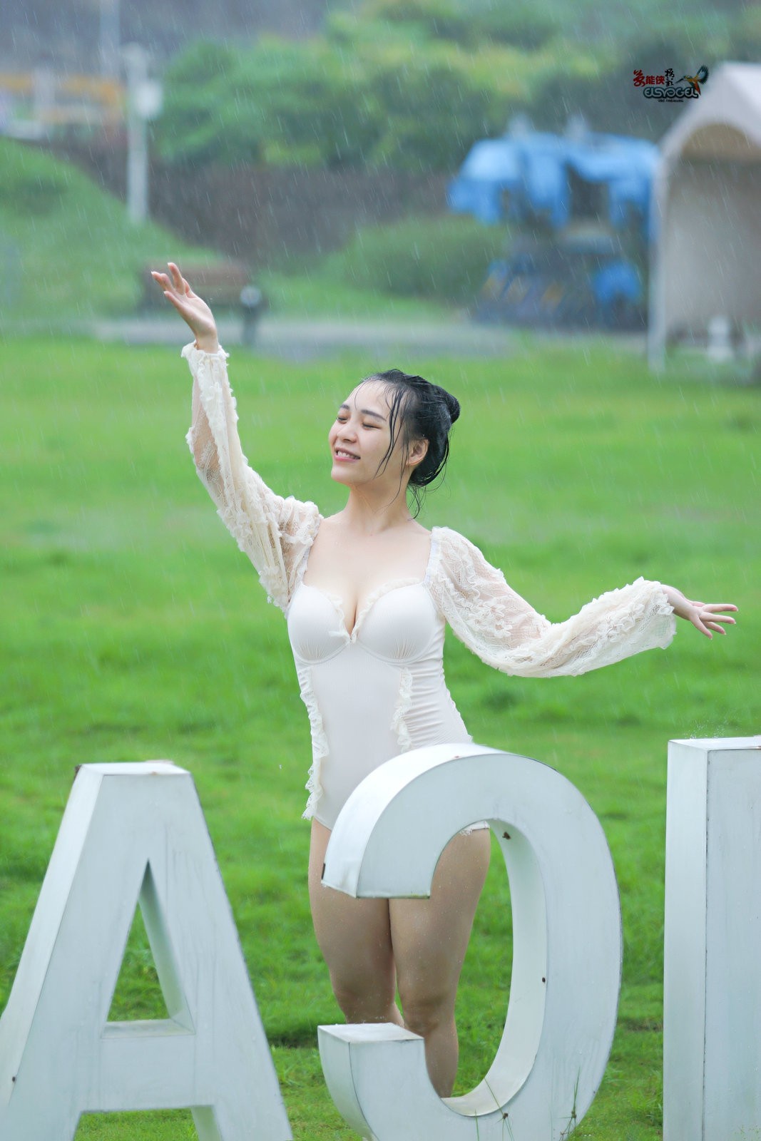 【新丰大风门雨中飞舞】---佳佳