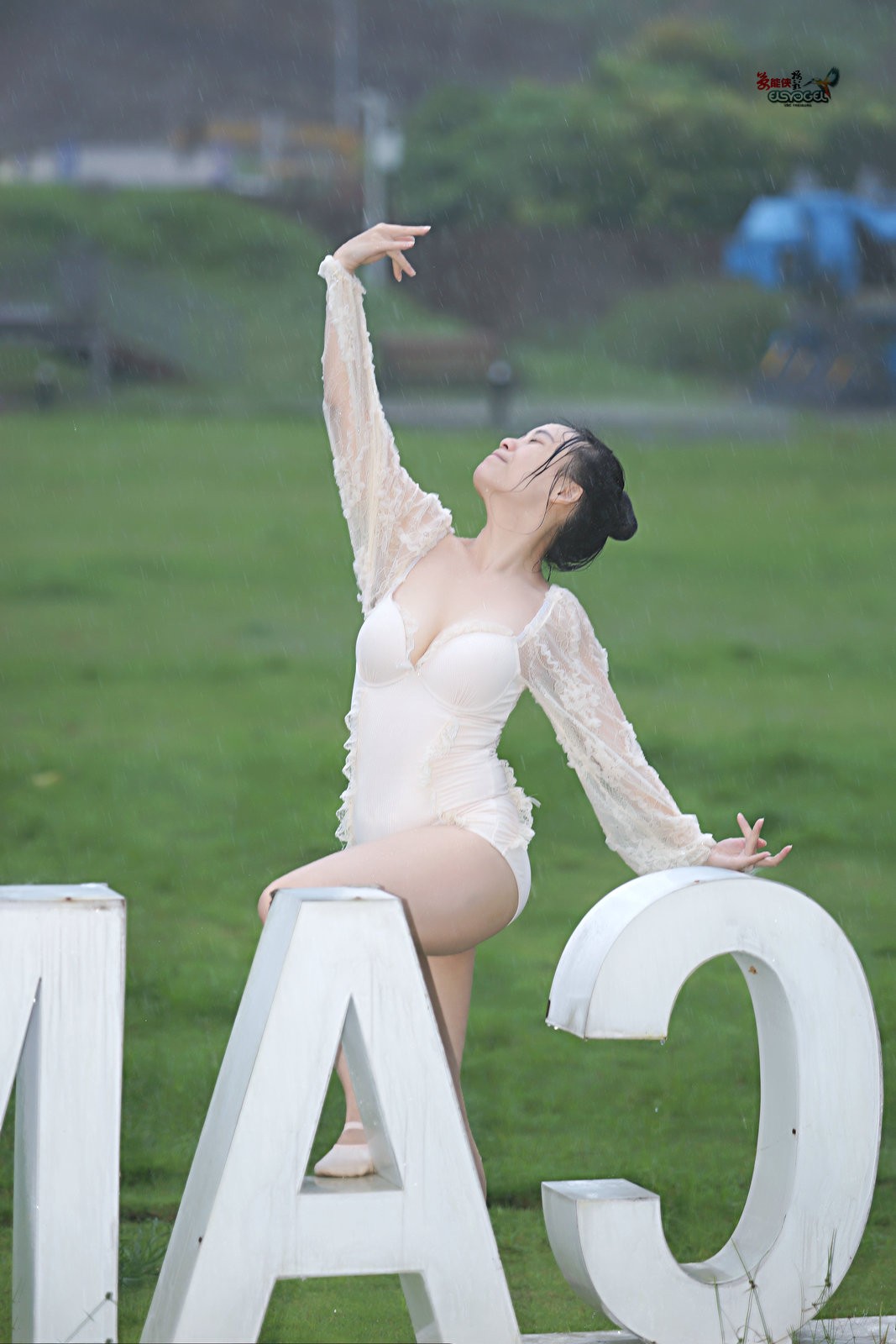 【新丰大风门雨中飞舞】---佳佳