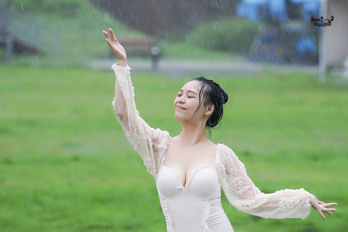 【新丰大风门雨中飞舞】---佳佳