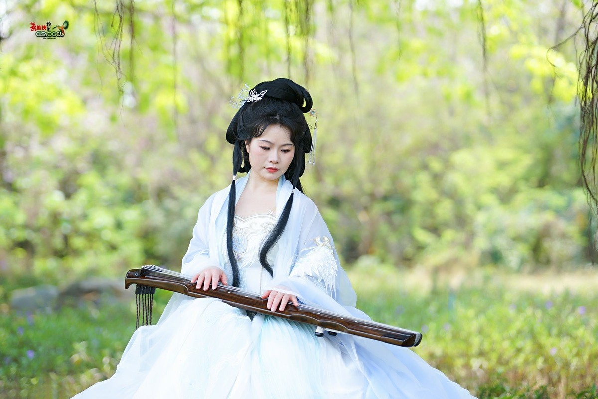 【仙女抚琴】---欧阳