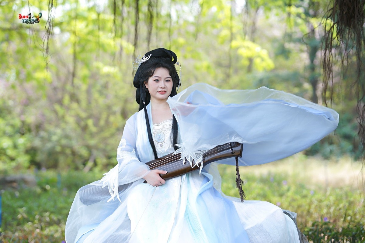 【仙女抚琴】---欧阳