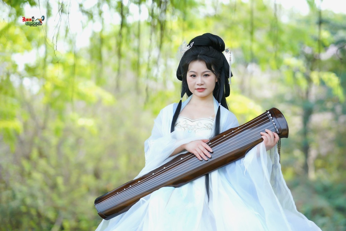 【仙女抚琴】---欧阳