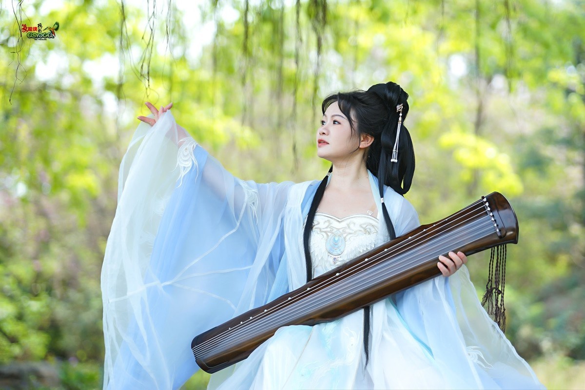 【仙女抚琴】---欧阳