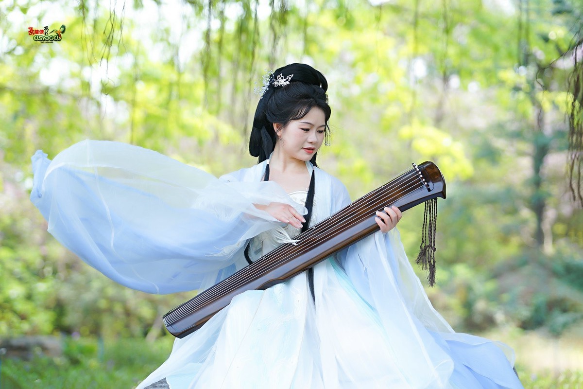 【仙女抚琴】---欧阳