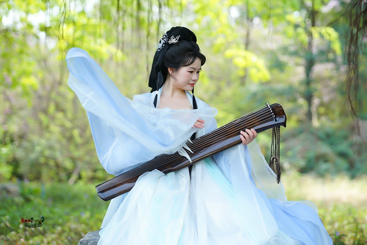 【仙女抚琴】---欧阳