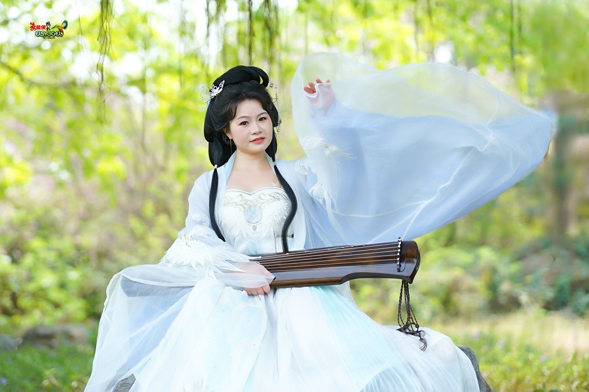 【仙女抚琴】---欧阳