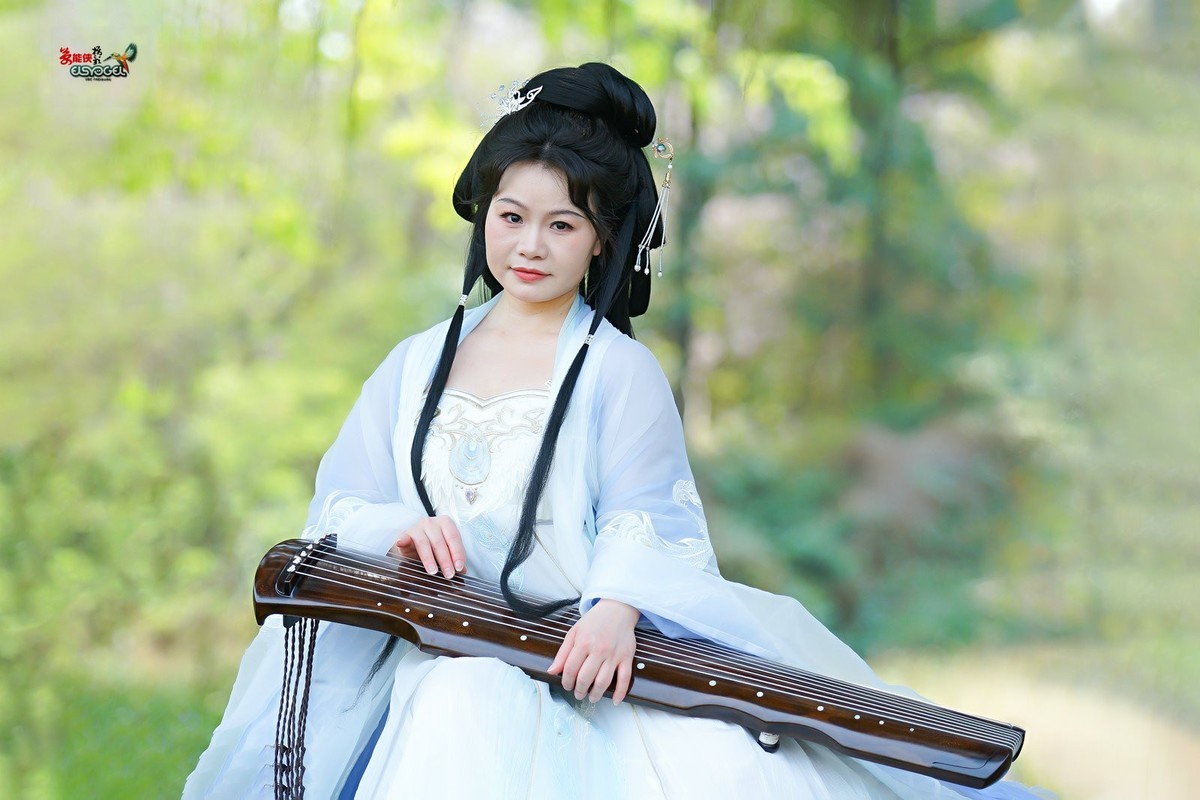 【仙女抚琴】---欧阳