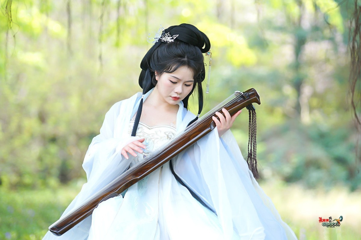【仙女抚琴】---欧阳