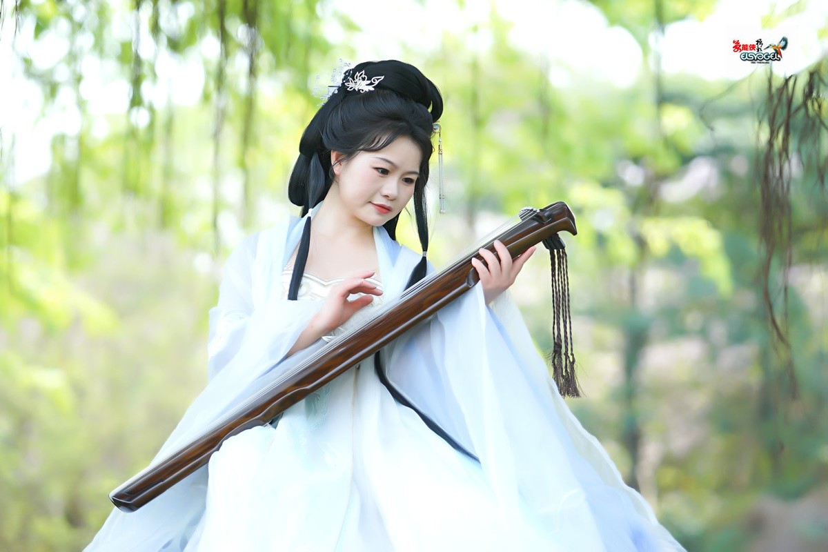 【仙女抚琴】---欧阳