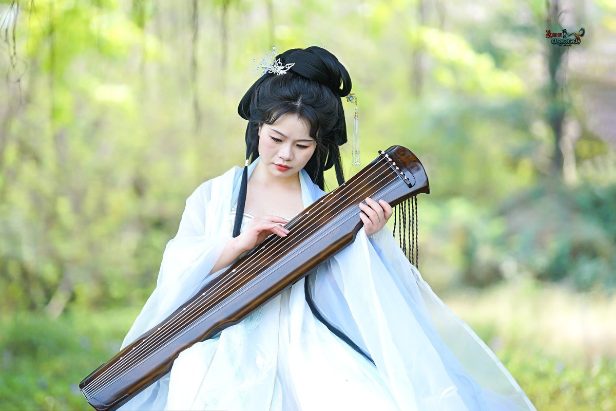 【仙女抚琴】---欧阳