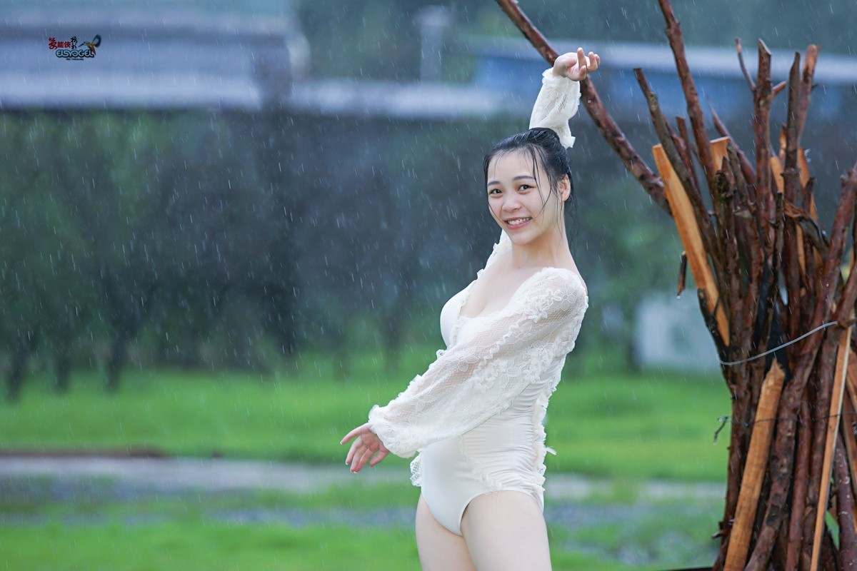 【新丰大风门雨中飞舞】---佳佳