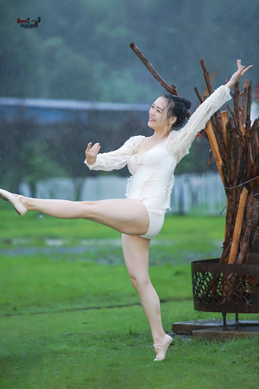 【新丰大风门雨中飞舞】---佳佳