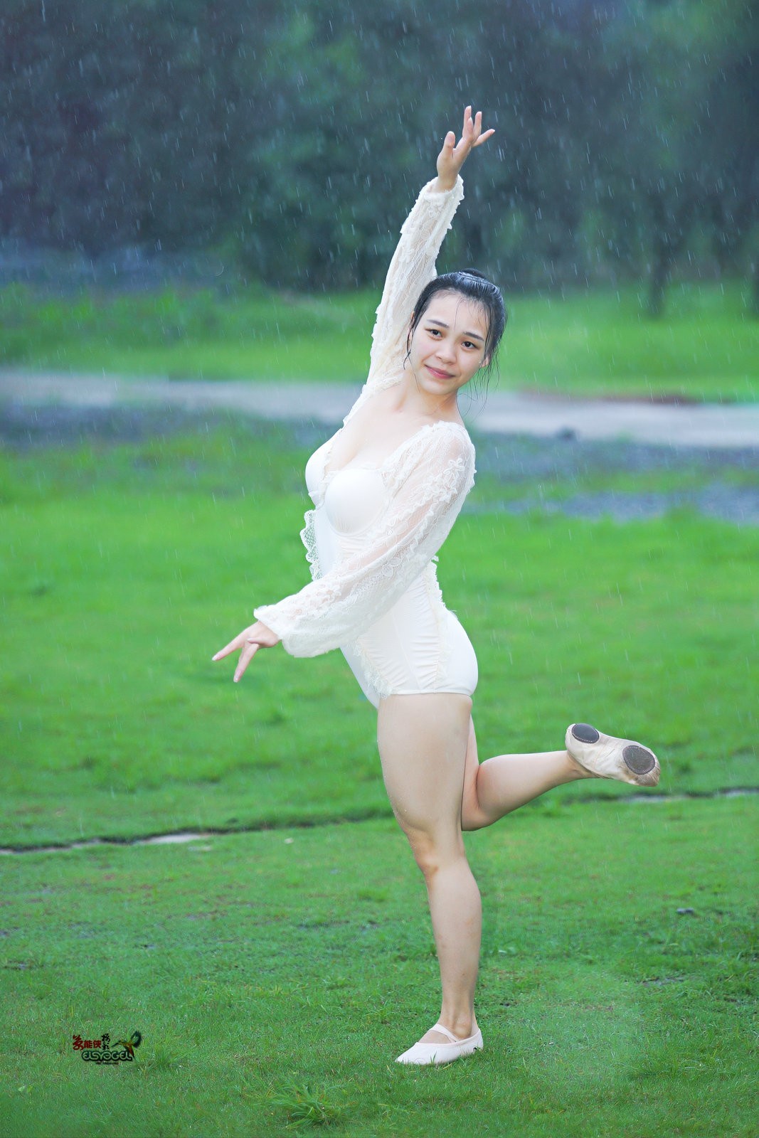 【新丰大风门雨中飞舞】---佳佳