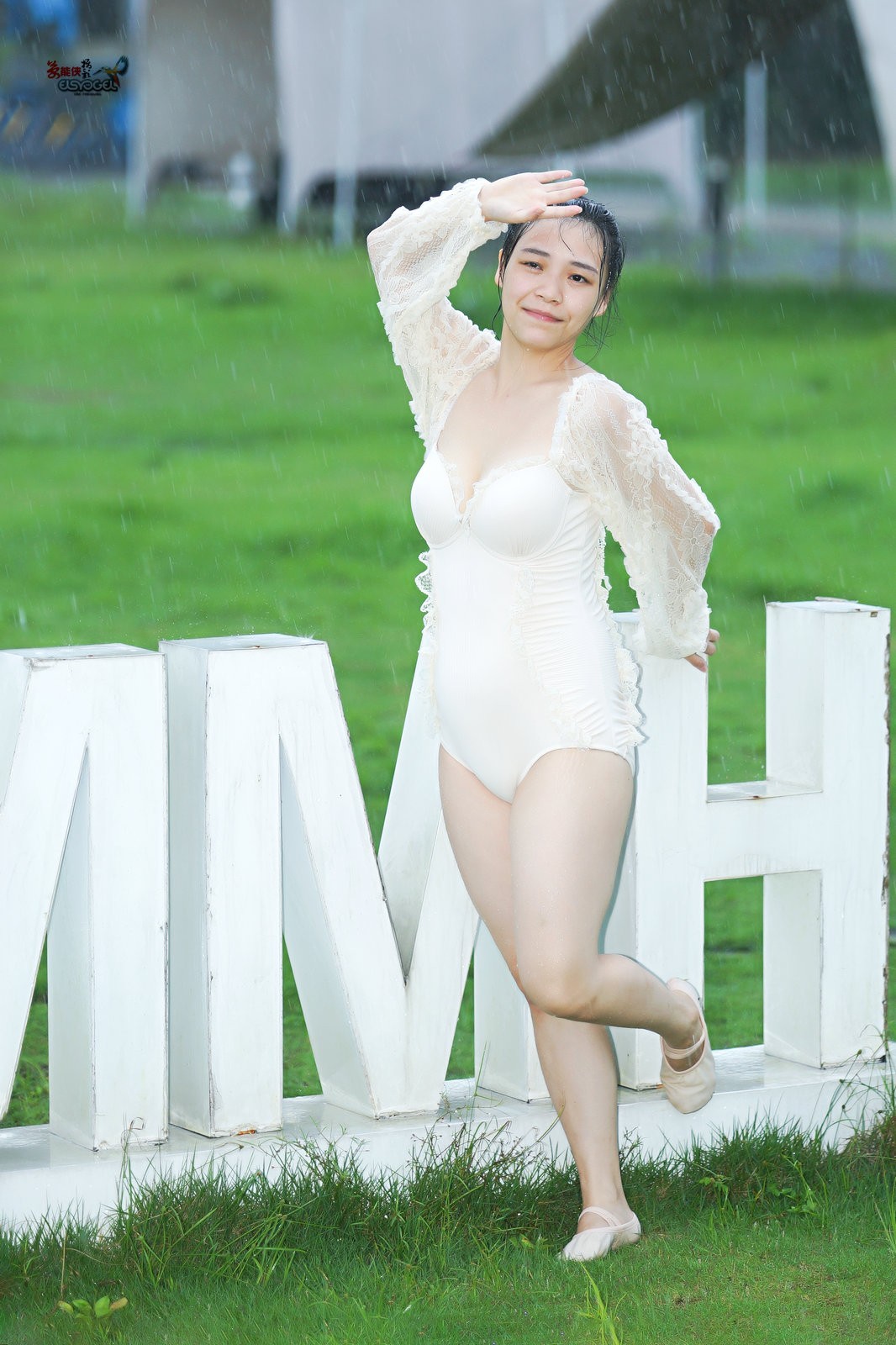 【新丰大风门雨中飞舞】---佳佳