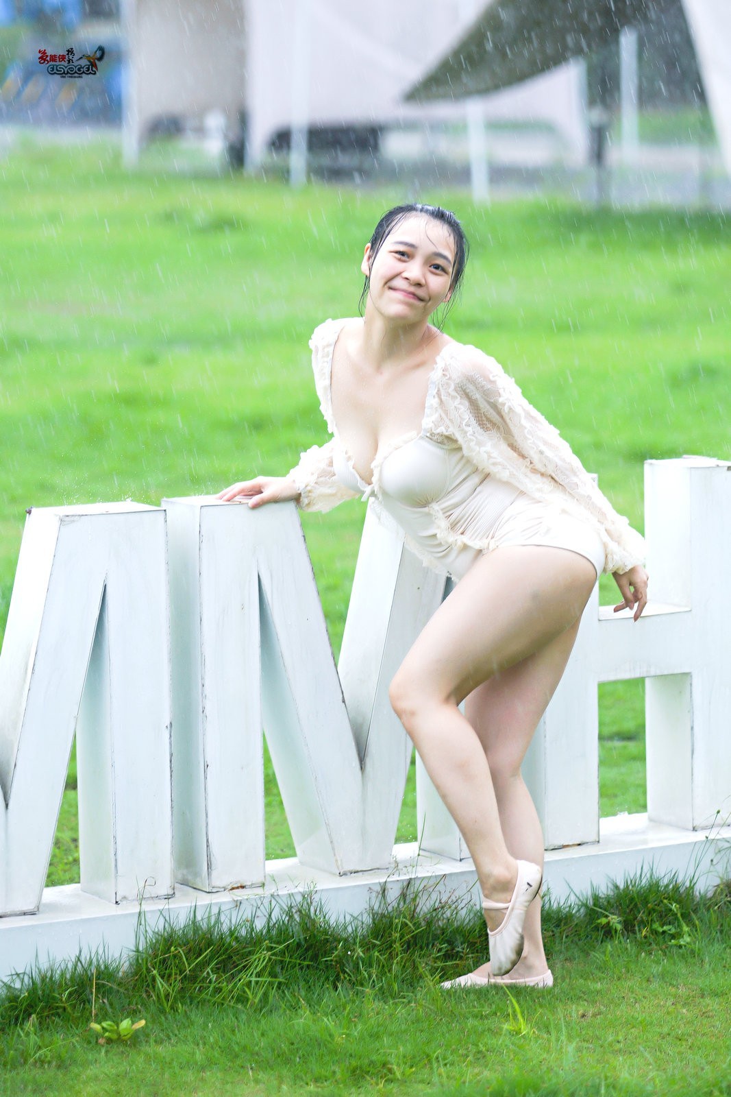 【新丰大风门雨中飞舞】---佳佳