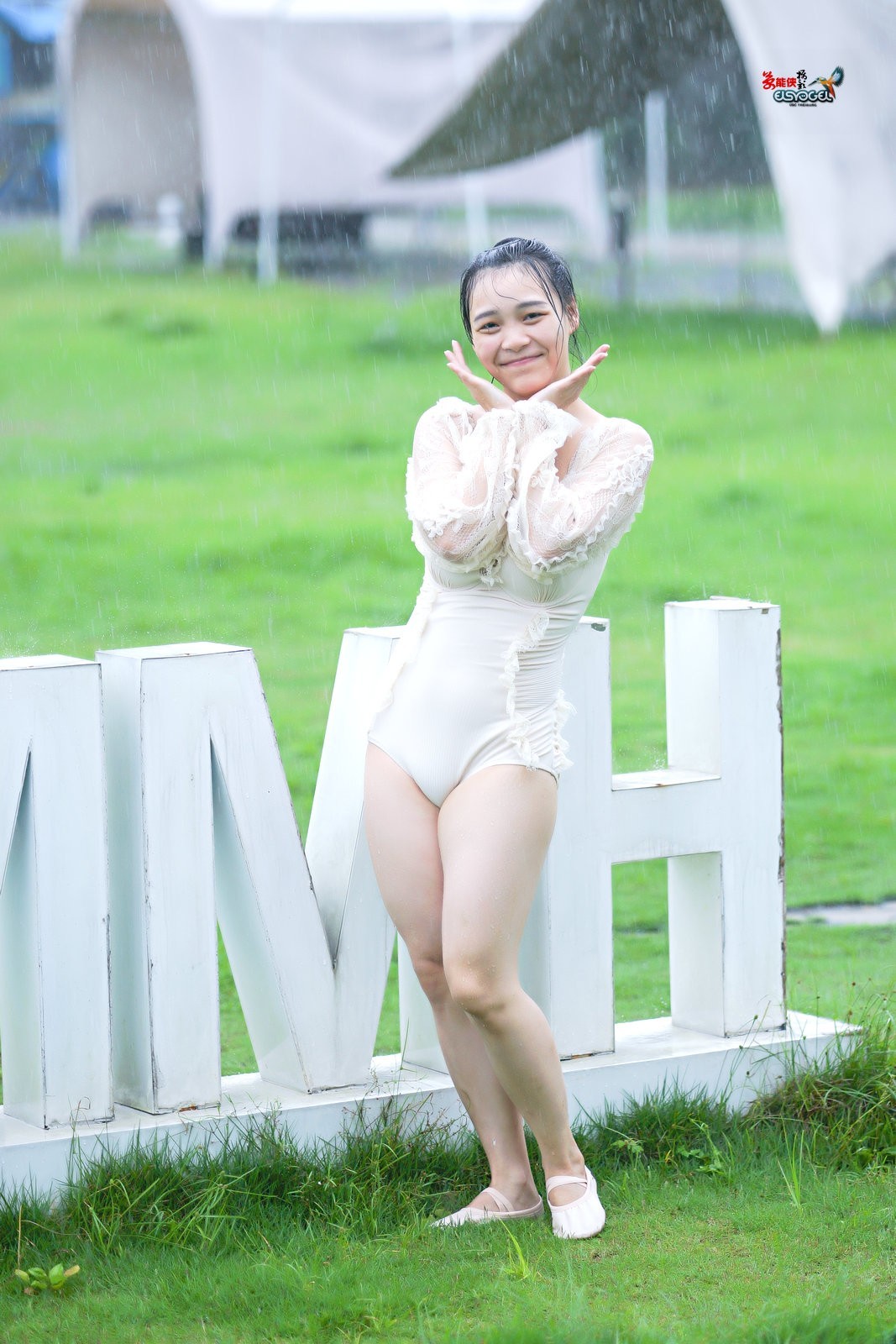 【新丰大风门雨中飞舞】---佳佳