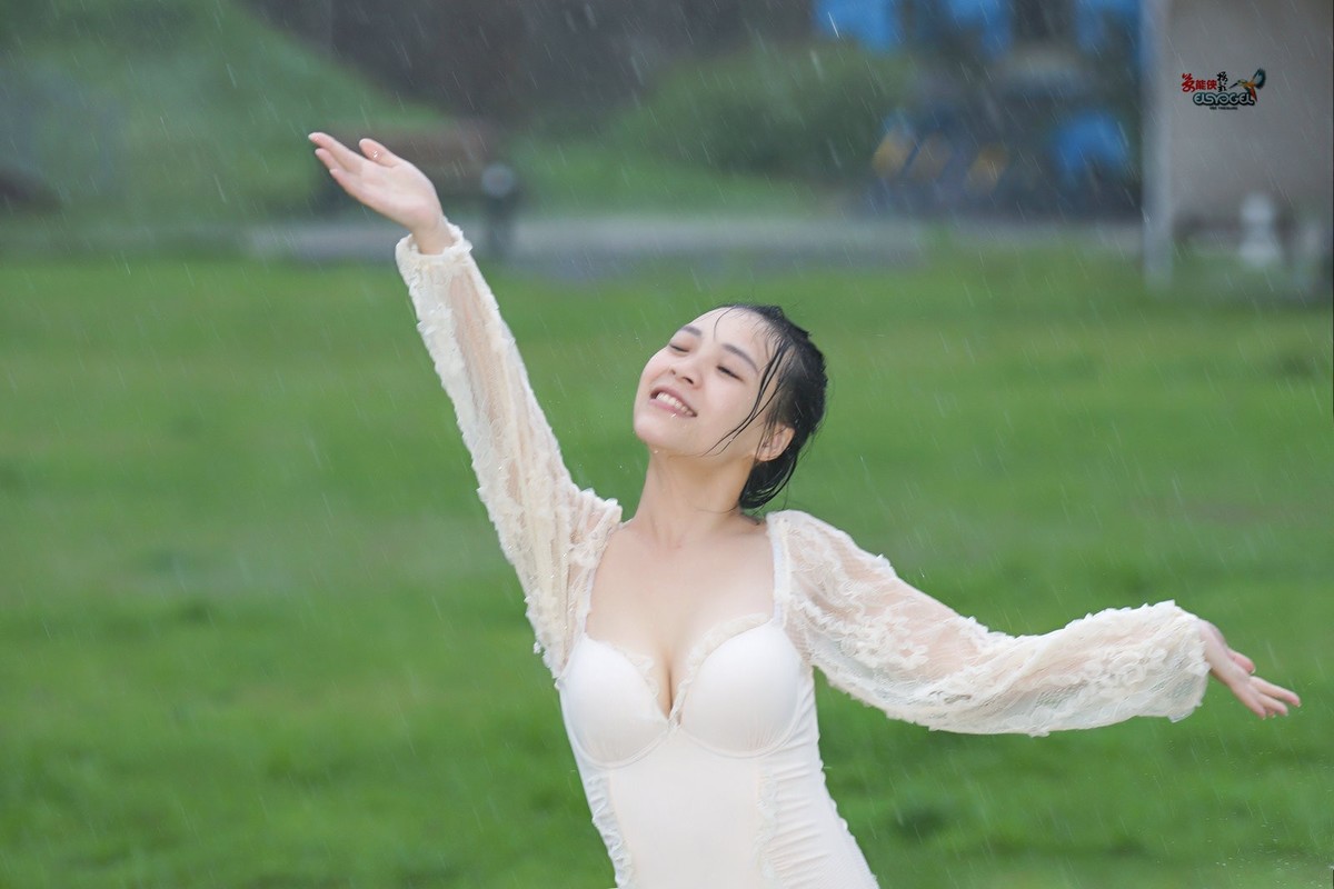 【新丰大风门雨中飞舞】---佳佳