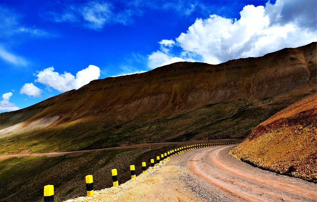 央隆乡至苏里乡之间有一处丹霞。。。。。。【3】