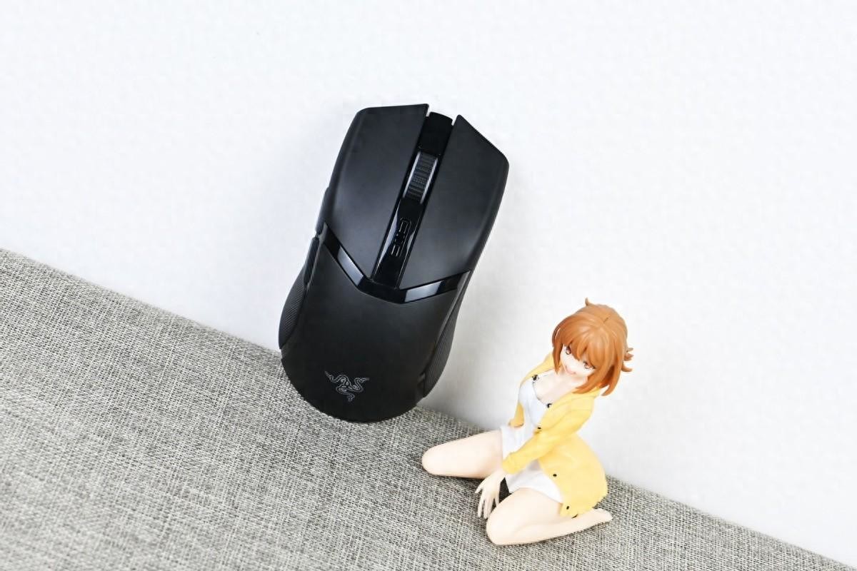 雷蛇眼镜蛇专业版无线游戏鼠标开箱试玩：中小手型杰作